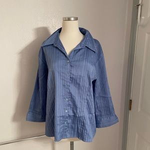 Blue pleated women’s button up. XL Croft & Barrow